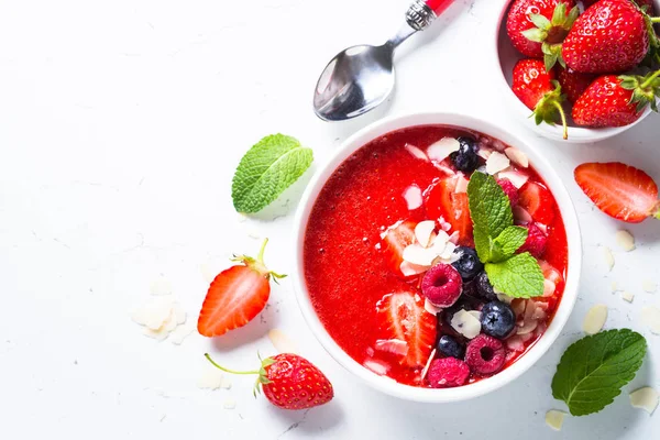 Taze meyveleri ve badem ile güler yüzlü kase. 