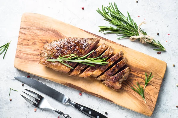 Kırmızı şarap ile sığır eti striploin biftek ızgara.