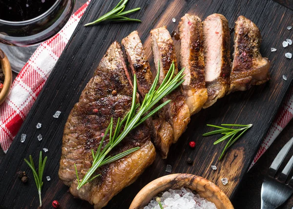 Bistecca di manzo alla griglia striploin . — Foto Stock