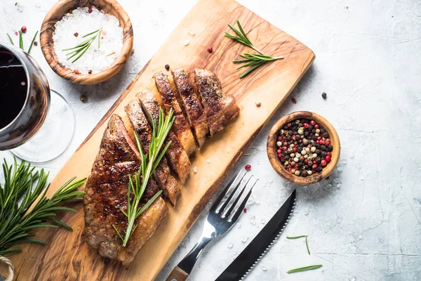 Grillezett Marha Hátszín Steak Vörös Bor Üveg Felülnézet Másol Hely — Stock Fotó