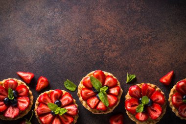 Karanlık masada Çilekli tart.