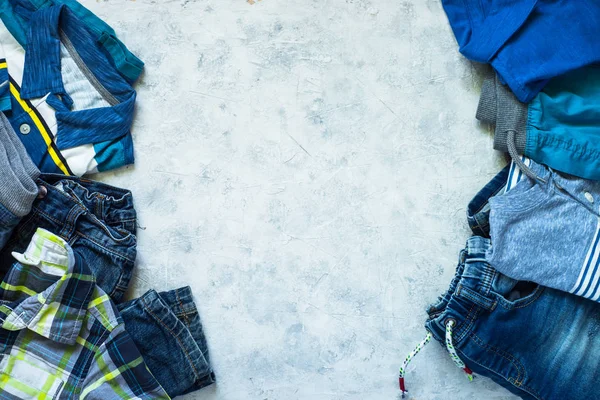 儿童服装-牛仔裤, 马球和衬衫顶部视图. — 图库照片