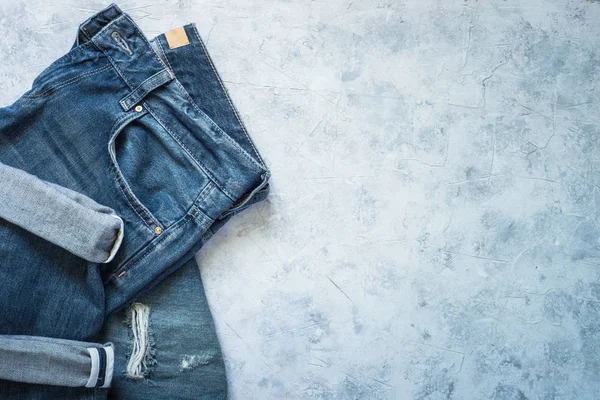 Jeans em fundo de pedra cinza . — Fotografia de Stock