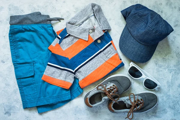 Ropa de verano para niños - polo, pantalones cortos y gorra vista superior . — Foto de Stock