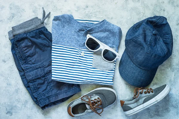 Ropa de verano para niños - polo, pantalones cortos y gorra vista superior . — Foto de Stock