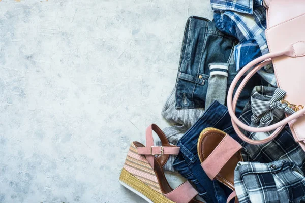 Kadın giysi ve aksesuarları kot pantolon, bluz, güneş gözlüğü, sandalet