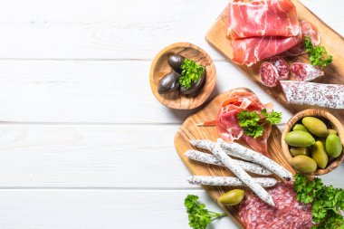 Meze Şarküteri - eti, jambon, salam, peynir, zeytin, ciabatta ve beyaz dilimlenmiş. Üstten görünüm kopya alanı.