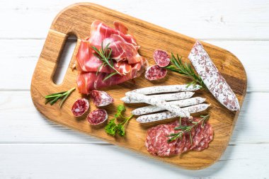 Meze Şarküteri - et, peynir ve zeytin.