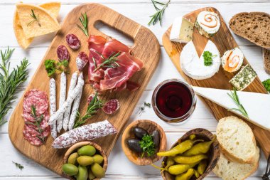 Meze Şarküteri - et, peynir ve zeytin.