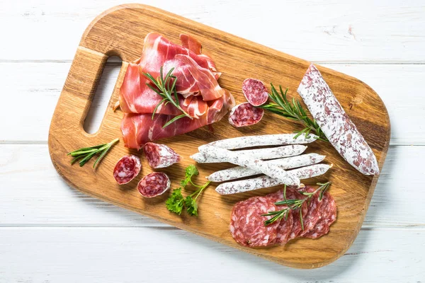 Antipasti lahůdky - maso, sýr a olivy. — Stock fotografie