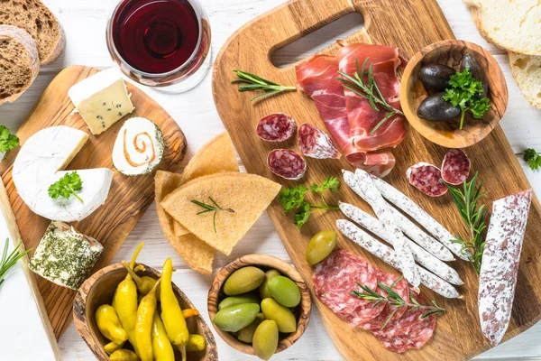 Antipasto gastronomia - carne, formaggio e olive . — Foto Stock