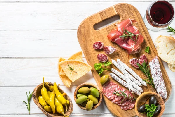 Антипасто делікатеси - м'ясо, сир та оливки . — стокове фото