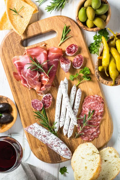 Antipasto gastronomia - carne, formaggio e olive . — Foto Stock