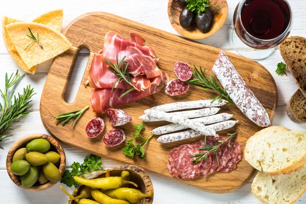 Antipasto delicatessen - carne, queijo e azeitonas . — Fotografia de Stock