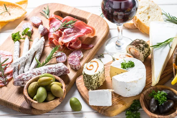 Antipasto delicatessen - carne, queijo e vinho . — Fotografia de Stock