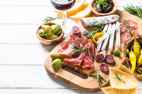 Антипасто - нарізане м'ясо, шинка, салямі, оливки — стокове фото