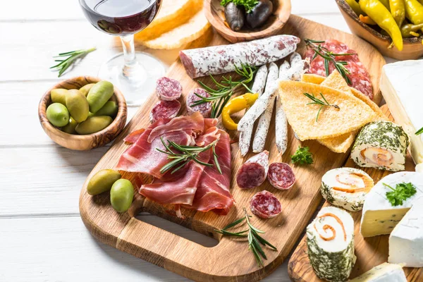 Antipasto delicatessen - carne, queijo e vinho . — Fotografia de Stock