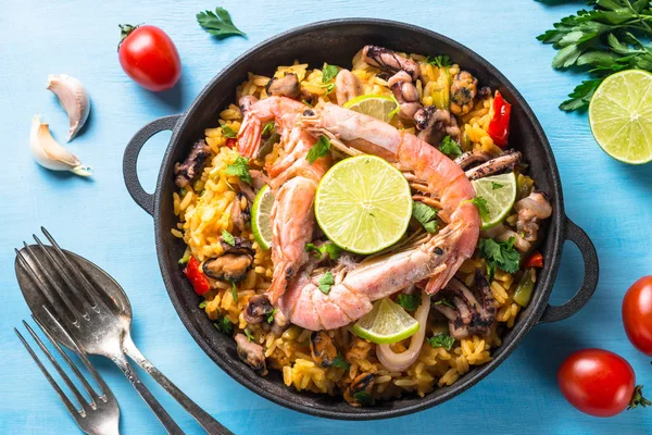 Paella ai frutti di mare. Piatto tradizionale spagnolo, vista dall'alto . — Foto Stock