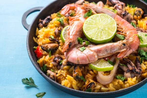 Paella ai frutti di mare con gamberetti, cozze e polpi . — Foto Stock