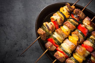 Sebzeli şiş üzerinde ızgara şiş kebap.