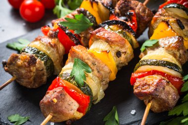 Siyah sebzeli ızgara şiş kebap.