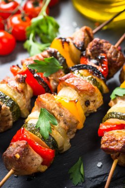 Siyah sebzeli ızgara şiş kebap.