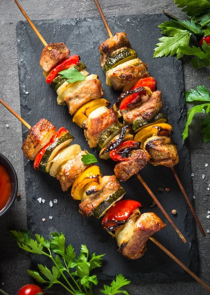 Shish kebab alla griglia con verdure su nero . — Foto Stock