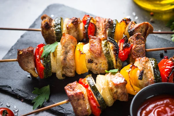 Siyah sebzeli ızgara şiş kebap.