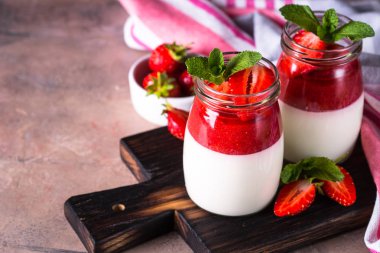 Panna cotta çilek ile.
