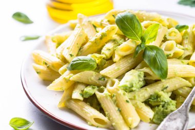 Vejetaryen Makarna penne avokado ve fesleğen. 