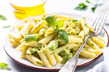 Vejetaryen Makarna penne avokado ve fesleğen. 