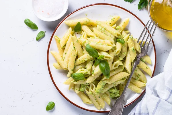 Vejetaryen Makarna penne avokado ve fesleğen. 