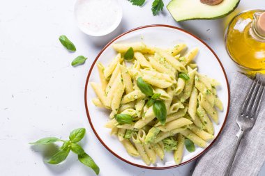 Vejetaryen Makarna penne avokado ve fesleğen. 