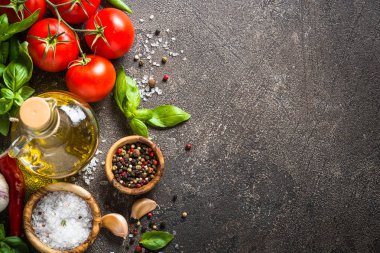 Baharatlar, otlar, zeytin yağı ve sebze görünümü top.