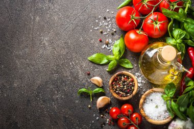 Baharatlar, otlar, zeytin yağı ve sebze görünümü top.