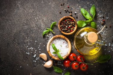 Baharatlar, otlar, zeytin yağı ve sebze görünümü top.