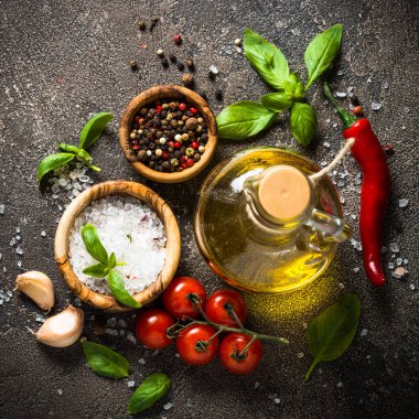 Baharatlar, otlar, zeytin yağı ve sebze görünümü top.