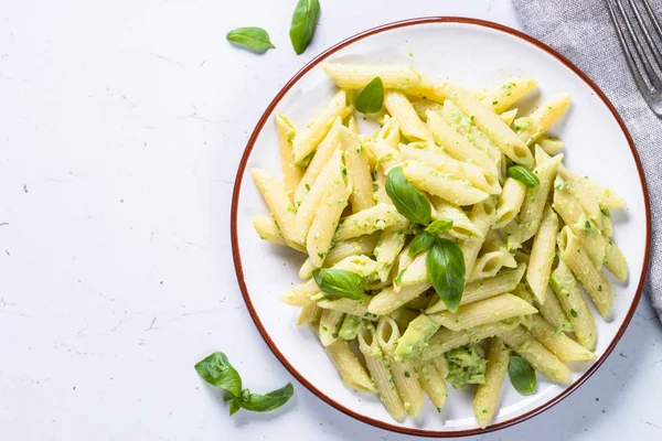 Vejetaryen Makarna penne avokado ve fesleğen. 