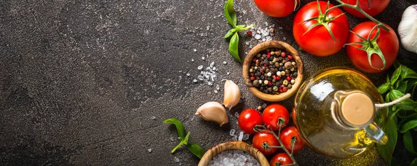Kryddor, örter, olivolja och grönsaker ovanifrån. — Stockfoto