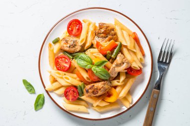 Tavuk ve sebze ile makarna penne.