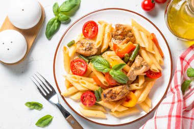 Tavuk ve sebze ile makarna penne.