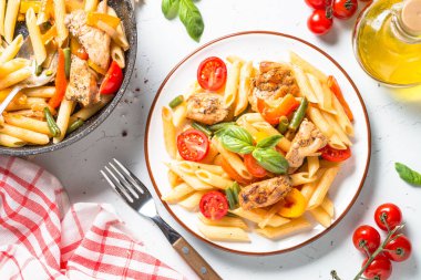 Tavuk ve sebze ile makarna penne.