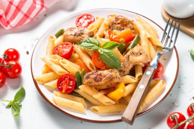 Tavuk ve sebze ile makarna penne.