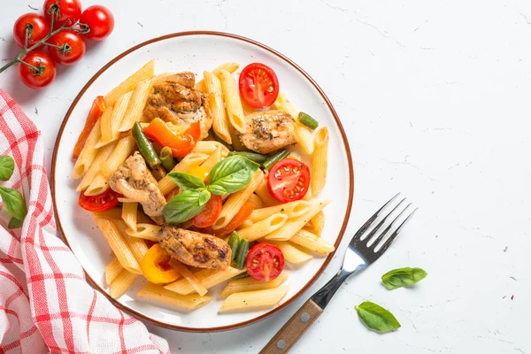 Tavuk ve sebze ile makarna penne. — Stok fotoğraf