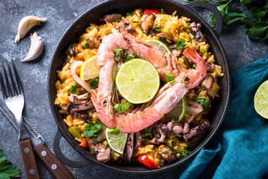 Deniz ürünleri paella. Geleneksel İspanyol yemeği, üstten görünüm.