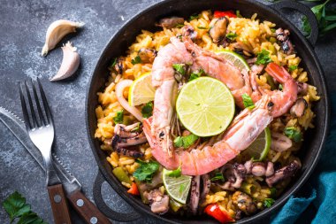 Deniz ürünleri paella. Geleneksel İspanyol yemeği, üstten görünüm.