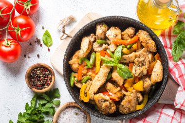 ile sebze kızarmış tavuk.