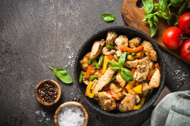 ile sebze kızarmış tavuk.