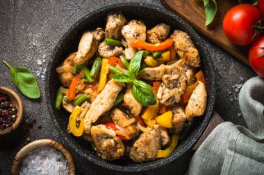 ile sebze kızarmış tavuk.