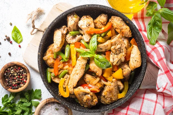 Chicken fried with vegetables. — Stock Photo, Image